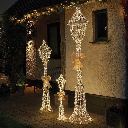 Three kings gold lamp post - three,